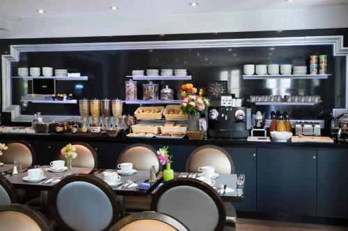 Restaurant, Hotel Plaza Elysees in 8th - Champs Elysees