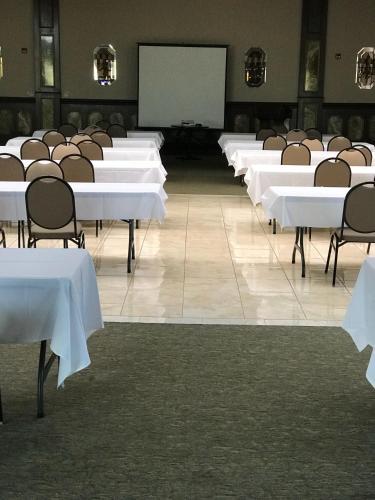 Days Inn & Suites by Wyndham Rochester Hills MI - image 2