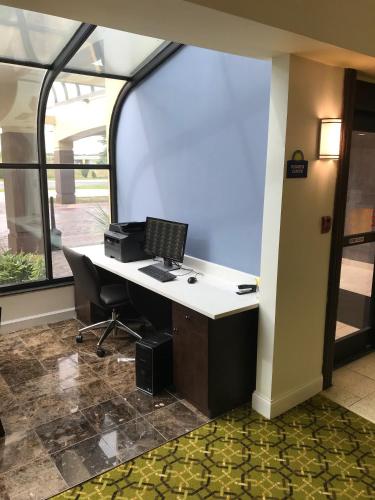 Days Inn & Suites by Wyndham Rochester Hills MI - image 5