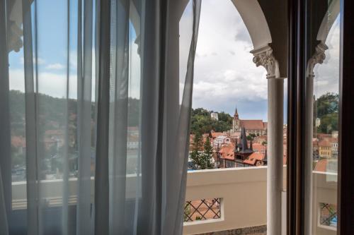 UpperHouse - image 2