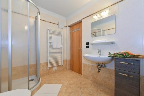 2 bedrooms, 5 beds