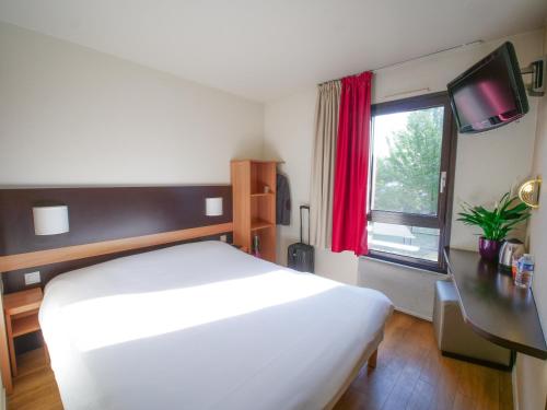 1 queen bed, 2 twin beds