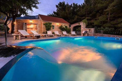 Villa Zlatni Rat with pool by the beach Zlatni rat in Bol - Brac - Accommodation - Bol