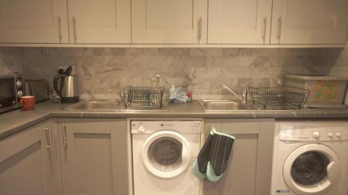 ห้องครัว, Big Yellow Door in Queens Quarter near มหาวิทยาลัยควีนส์