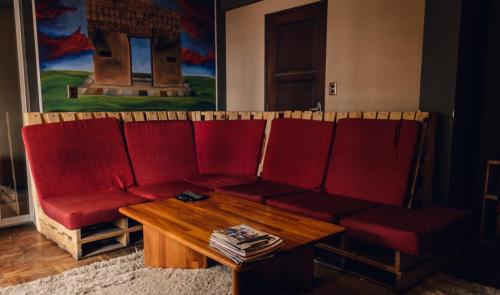 Shared lounge/TV area, Hostel Running Chaski in Cochabamba