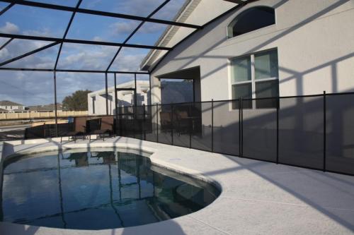 Luxury 4 bedroom home with game room - image 2