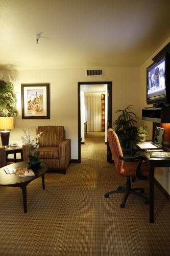 Ramada by Wyndham Viscount Suites Tucson East