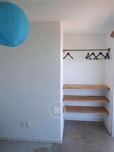 1 twin bed, 4 sofa beds