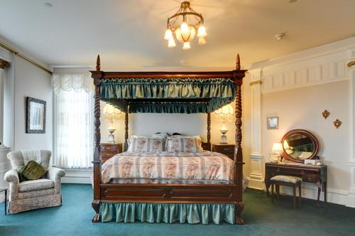 Amethyst Inn Amethyst Inn is perfectly located for both business and leisure guests in Victoria (BC). The property offers a wide range of amenities and perks to ensure you have a great time. Service-minded staff w