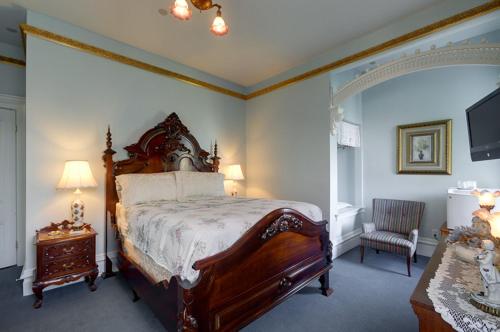 Amethyst Inn Amethyst Inn is perfectly located for both business and leisure guests in Victoria (BC). The property offers a wide range of amenities and perks to ensure you have a great time. Service-minded staff w