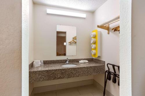 Bathroom, Motel 6-Macclenny, FL in Macclenny (FL)
