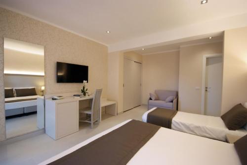 1 queen bed, 1 twin bed