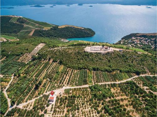  Three-Bedroom Holiday Home in Raba in 20356 Duba