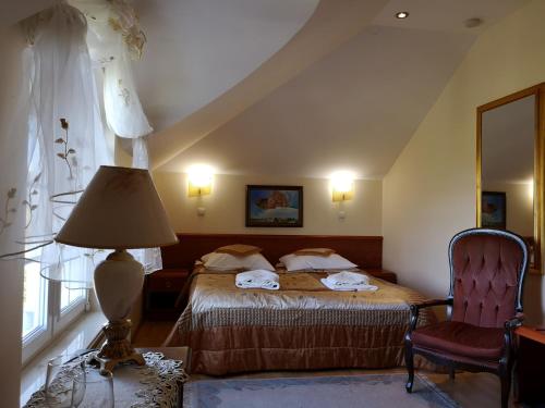 1 king bed, 1 sofa bed