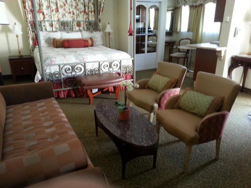 The Vendange Carmel Inn & Suites