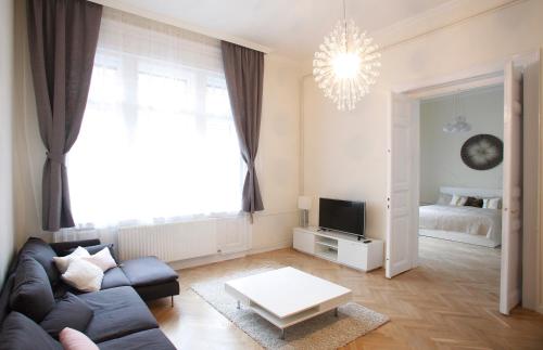 JS Flats Budapest - Historic Jewish Quarter - Downtown - 2BR and Balcony, Pension in Budapest