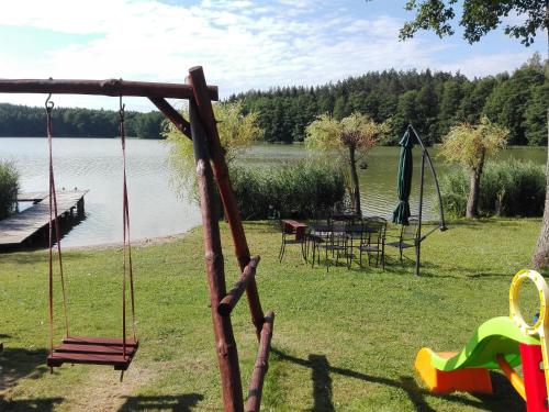Spēļu laukums, Agro-Tur Domki w Szuwarach in Kuty