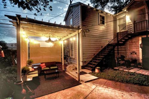 UT Moody Center Downtown Eco Pecan Tree House Free Wifi Parking Quiet Office in Austin, USA