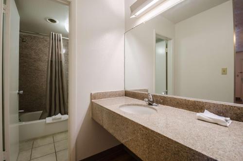 Motel 6-Commerce, GA Motel 6 Commerce is conveniently located in the popular Commerce area. The property features a wide range of facilities to make your stay a pleasant experience. To be found at the property are 24-hour