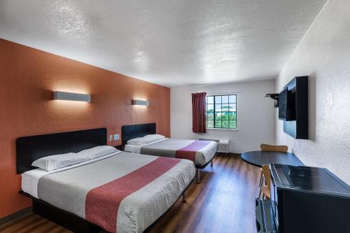 2 queen beds