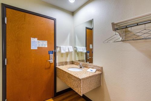 Motel 6-Urbana, IL The 2-star Motel 6 - Urbana offers comfort and convenience whether youre on business or holiday in Urbana (IL). Offering a variety of facilities and services, the hotel provides all you need for a go