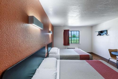 2 queen beds