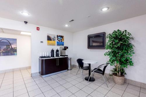 Shared lounge/TV area, Motel 6-Troy, IL in Troy (IL)