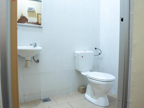 Bathroom, Hotel Bestari in Bemban