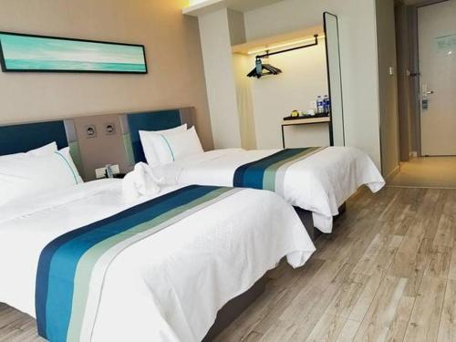 Home Inn Selected Nanjing Xuanwu Lake New Model Road Subway Station Located in Xuan Wu District, Home Inn Selected Nanjing Xuanwu Lake New Model Ro is a perfect starting point from which to explore Nanjing. The property offers a wide range of amenities and perks to en