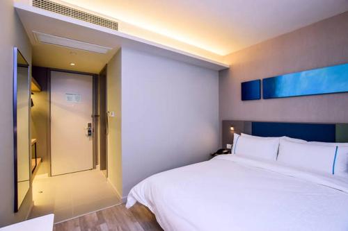 Home Inn Selected Nanjing Xuanwu Lake New Model Road Subway Station Located in Xuan Wu District, Home Inn Selected Nanjing Xuanwu Lake New Model Ro is a perfect starting point from which to explore Nanjing. The property offers a wide range of amenities and perks to en