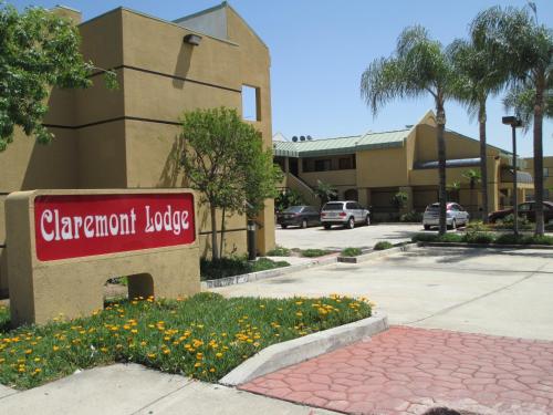 Entrance, Claremont Lodge in Claremont (CA)