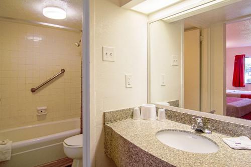 Bathroom, Motel 6-Starke, FL in Starke (FL)