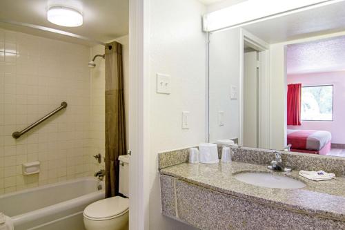 Bathroom, Motel 6-Starke, FL in Starke (FL)