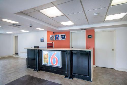 Lobby, Motel 6 London, KY in London (KY)