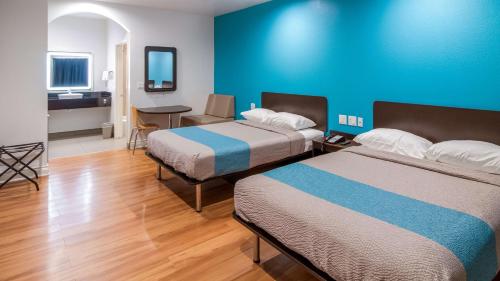 Deluxe Queen Room with Two Queen Beds - Non-Smoking image 4