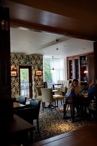 Anglesey Arms Hotel - image 14