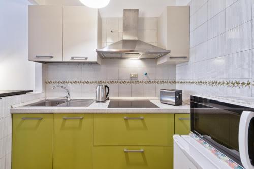 GuestHost - Porta Nuova Shiny Studio Flats - image 2