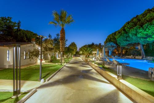 Risus Garden Marina Hotel - 정원