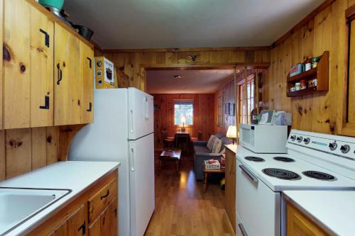 Traditional Maine Cabin - image 4