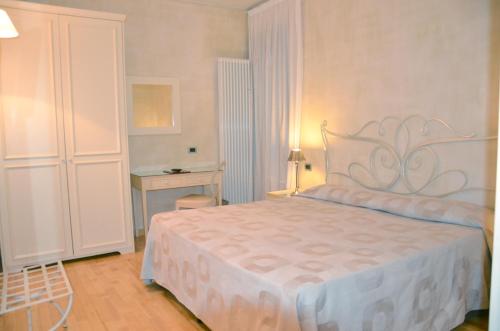 Double Room image 8