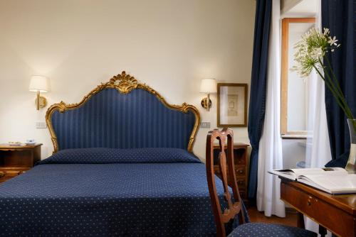 1 queen bed, 1 twin bed