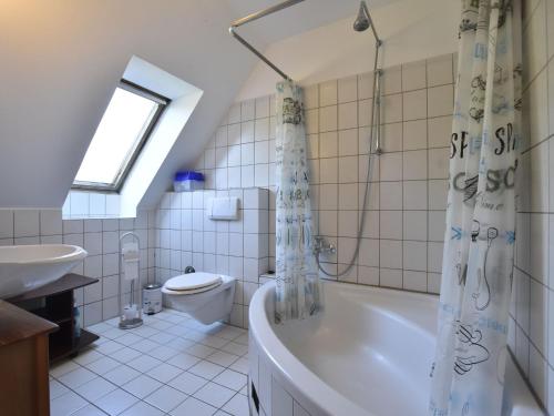 Bathroom, 4 room holiday apartment with garden only 5 minutes to the lake in Kossau