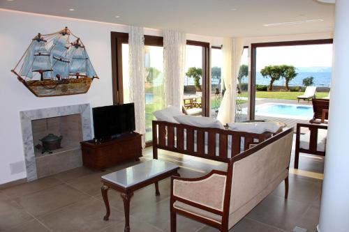 Kimona Villa Seafront Swimming Pool Jacuzzi 6 Bedrooms 21 PAX Kouvohori Villas Crete