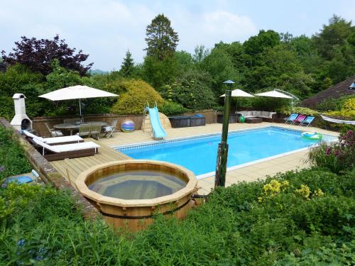 The Limes Country House with Heated Pool & Hot Tub in Great Missenden