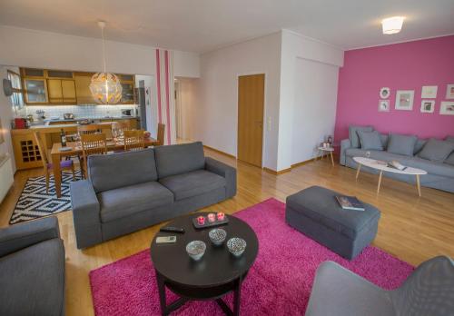 Familygroupflat, Ateny