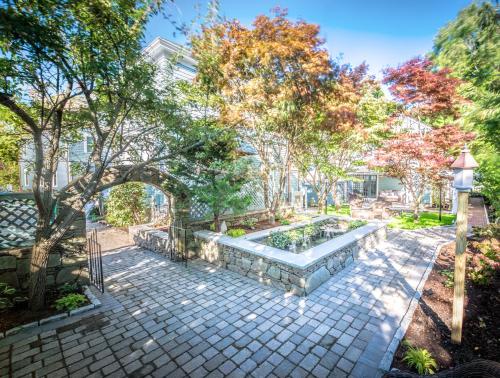 Town & Tide Inn - image 6