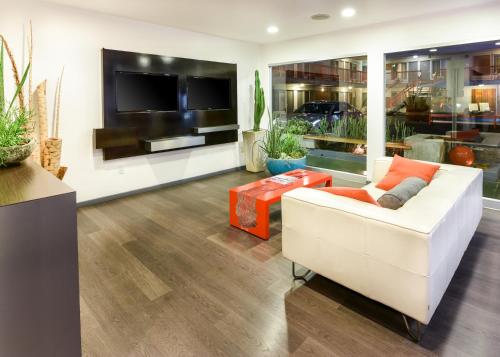 The Tangerine - A Burbank Hotel in Universal City