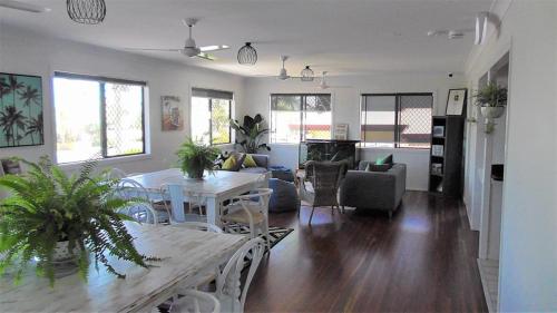 共用Lounge/電視區, 耶蓬海灘旅舍 (Yeppoon Beachhouse) in 耶蓬