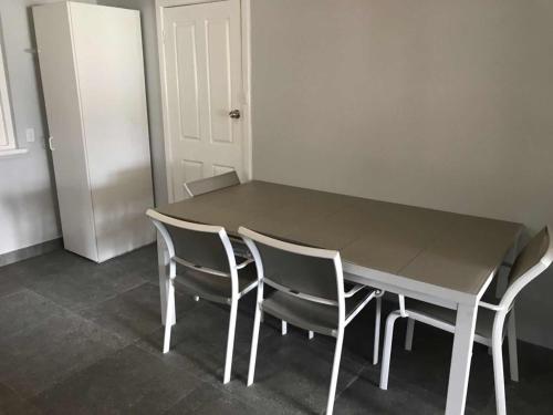 Létesítmények, 1000 négyzetméteres, 3 hálószobás Ház 1 fürdőszobával Maddington területén (Maddington House Unit A) in Maddington