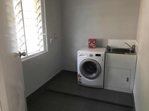 1000 négyzetméteres, 3 hálószobás Ház 1 fürdőszobával Maddington területén (Maddington House Unit A) in Maddington